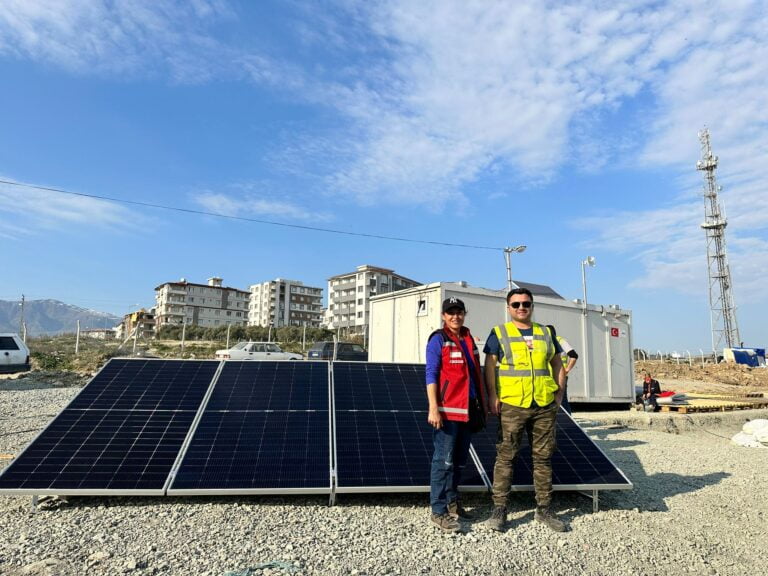 YEO, çadır kentlere güneş enerjili batarya sistemi kurdu