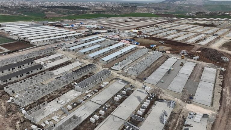 Adıyaman’da 2 bin 588 prefabrik konut inşa ediliyor