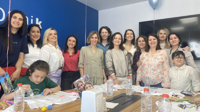 İzocam’lı çocuklar, Anneler Günü’nde anneleri için tişört tasarladı!
