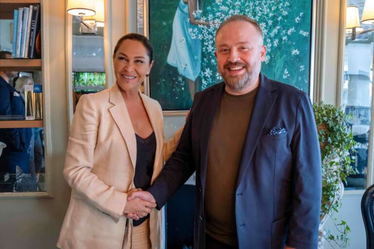 Hülya Avşar 2.5 yıl daha Bambi Yatak’la beraber