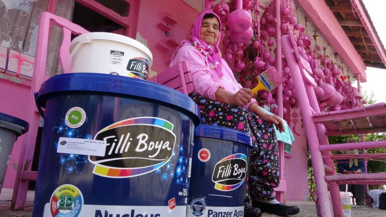 Isparta’nın ‘Barbie Teyzesi’ Sakine Akkul’un çağrısı Filli Boya tarafından karşılık buldu