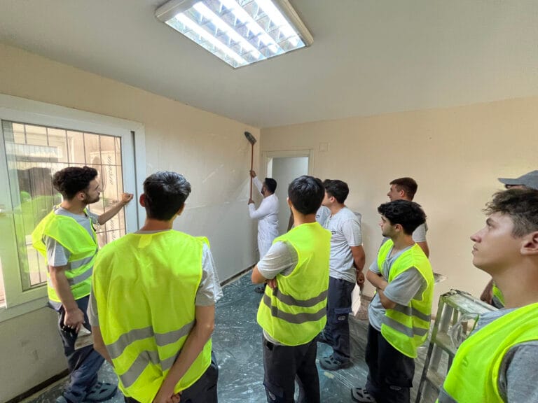 FİLLİ BOYA, DOW TÜRKİYE VE AHBAP’IN DEPREM BÖLGESİ İSTİHDAM PROGRAMI “BİRLİKTE USTAYIZ” İLK ADIMINI HATAY’DA ATTI