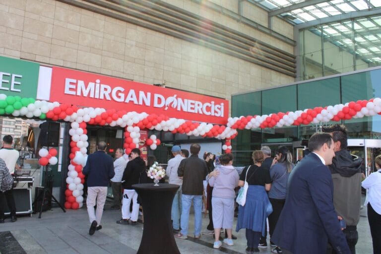 Emirgan Dönercisi Antares AVM’de şenlik gibi açılış yaptı