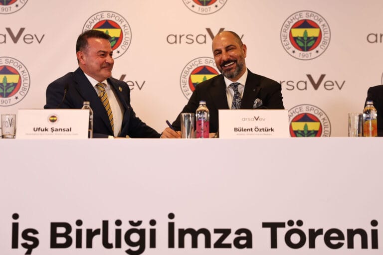 arsaVev ile Fenerbahçe Kadın Futbol Takımı Arasındaki Sponsorluk Anlaşmasının İmza Töreni Düzenlendi
