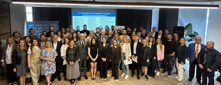 ÖZYEĞİN ÜNİVERSİTESİ ALP ALKAŞ PERAKENDE VE GAYRİMENKUL MERKEZİ’NDE 12. PROGRAM SERTİFİKA TÖRENİ DÜZENLENDİ