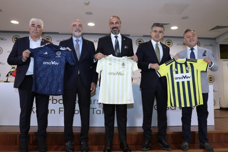 Fenerbahçe’de Kadın Futbol Takımı, arsaVev’e Emanet