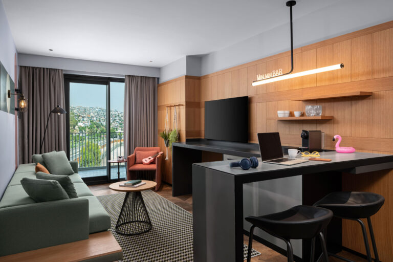 İzmir’in Yeni Kıyısında Yeni Bir Dönem: Moxy İzmir Kapılarını Açıyor